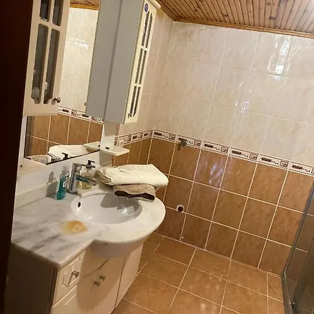 2 1 Bathroom 1 Kitchen 3-4 People アパート